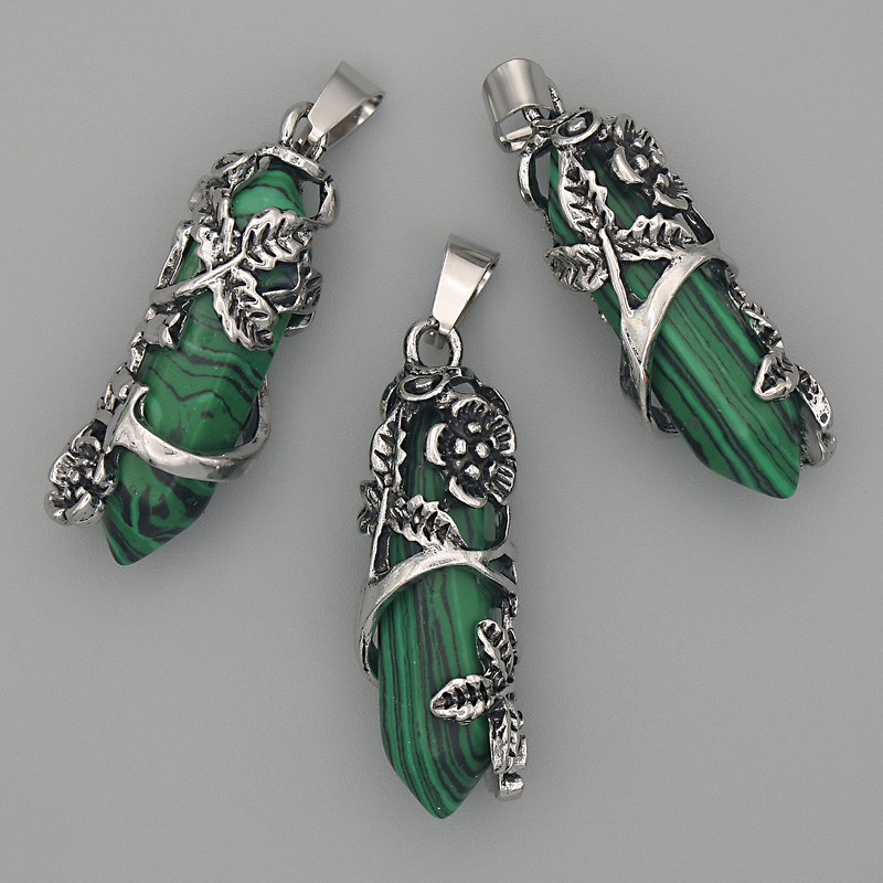 Přívěšek z malachitu ve tvaru šestiúhelníku se květinovým akcentem, 35×15 mm, délka 44 mm ±