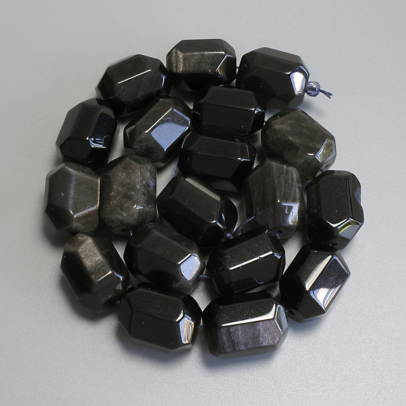 Korálky ze stříbrného obsidiánu, víceúhelníkové, průměr 20×14 mm, na niti, délka 38 cm+