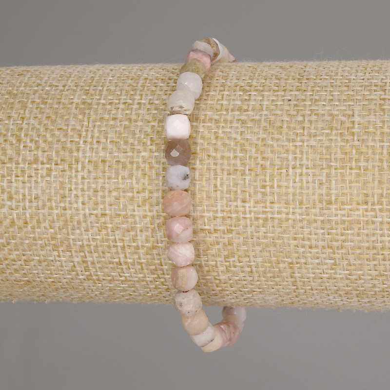 Náramek z růžového opálu brusovaný kubík, průměr 5×5 mm, délka 18 cm, elastický