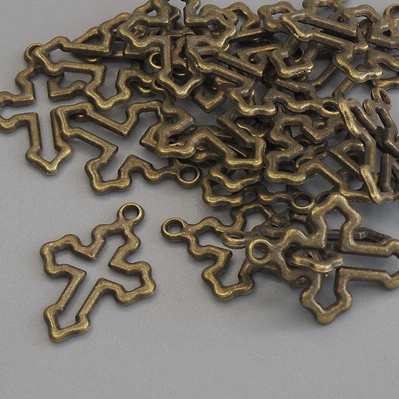 Přívěšek ve tvaru kříže bronzové barvy, průměr 21×15 mm, balení 23 ks