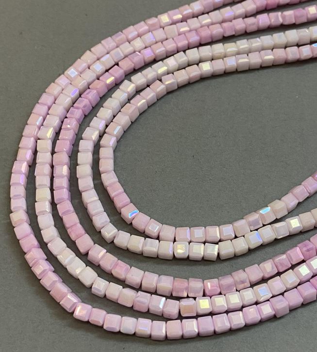 Korálky z Českého křišťálu, růžový multicolor s benzínovým nástřikem, na niti, kubický korálek, průměr 4×4 mm, délka 38 cm