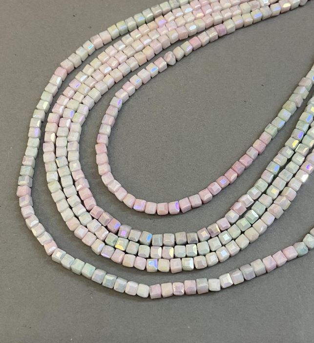 Korálky z českého křišťálu – multikolorové, kubické 4 mm na niti