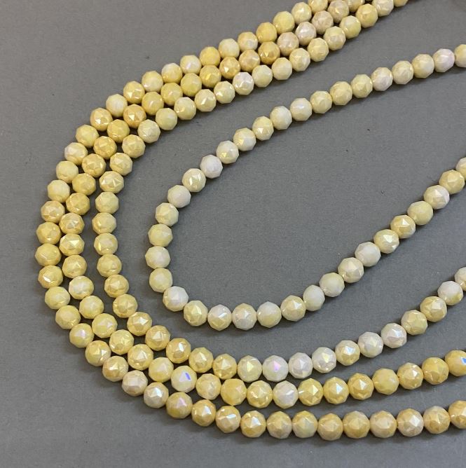 Žluté brusované korálky z českého křišťálu na niti, průměr 8 mm, délka 38 cm