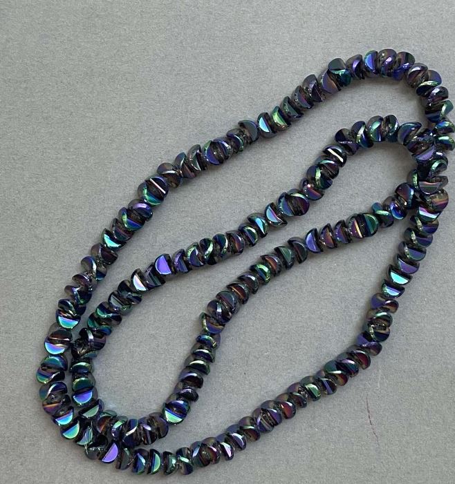 Křišťálové korálky ve stylu Swarovski bílé s odstínem benzínu, průměr 6×3,5 mm, délka cca 49 cm na vlascu