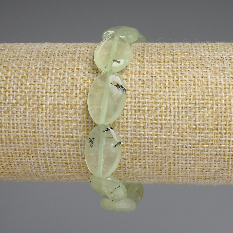 Náramek z prehnitu, oválné korálky o průměru 18×13 mm, délka 18 cm, pružný na elastické šňůrce