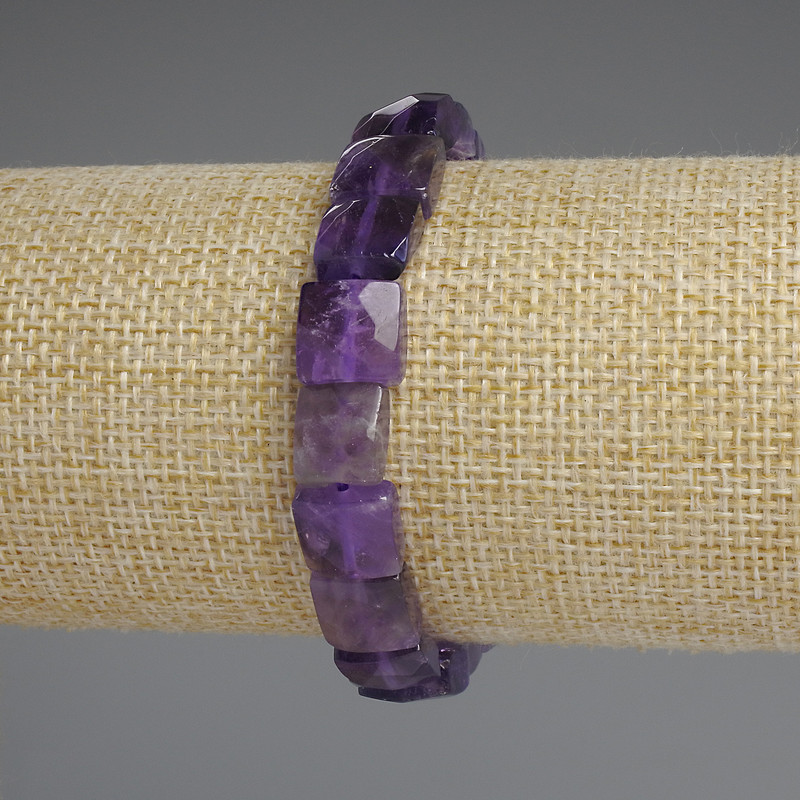 Výprodej! Náramek z brusovaného ametystu čtvercového tvaru, rozměry 10×10 mm, délka cca 18 cm, elastická šňůrka