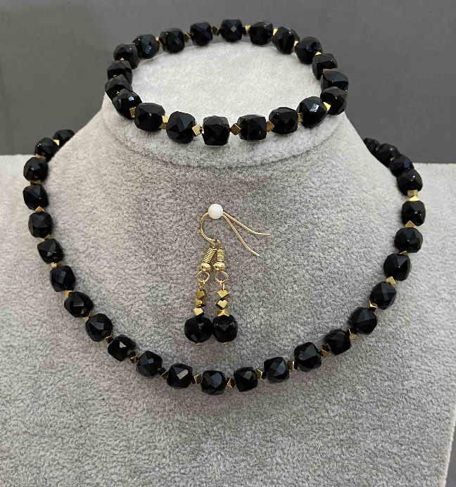 Sada šperků: choker náhrdelník, náramek a náušnice – turmalín kostka 6,5×6,5 mm + hematit kostka 2,5×2,5 mm