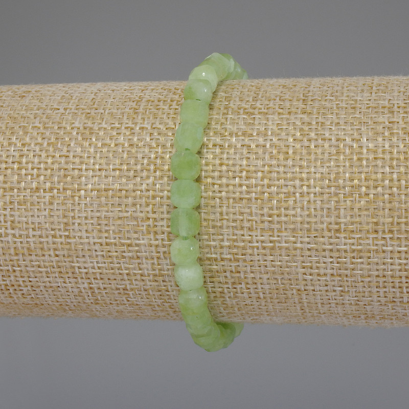 Náramek z hrizolitu a olivínu, kubické broušené korálky, průměr cca 5×5 mm, délka 18 cm, elastický