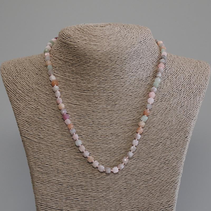 Náhrdelník z jadeitu, brusované kubické korálky, průměr 5×5 mm, délka 50 cm ±, s karabinkovým zapínáním