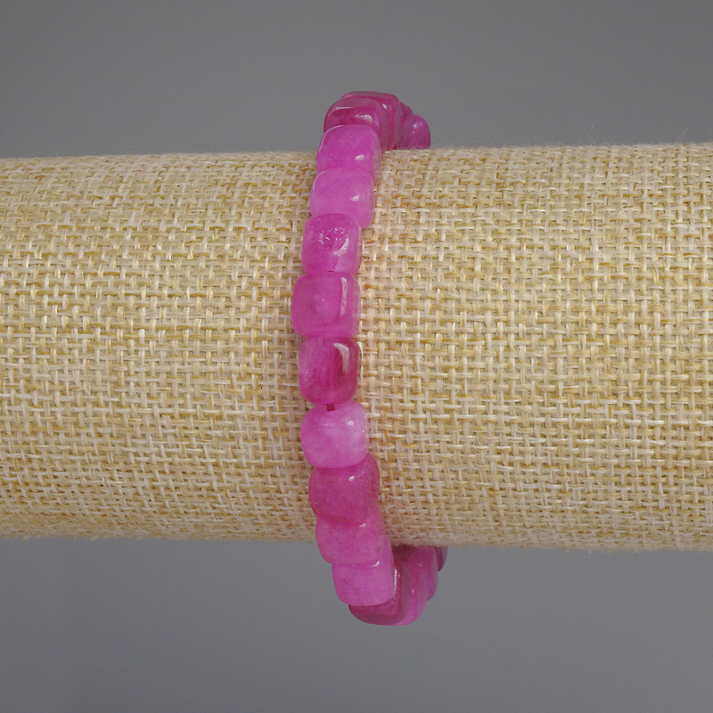 Náramek z turmalínu, kubický tvar, průměr 7 mm ±, délka 18 cm ±, na elastické šňůře