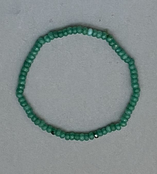 Náramek z chrysoprasu (kusový) broušený rondel 4×2 mm, délka 18 mm, elastický