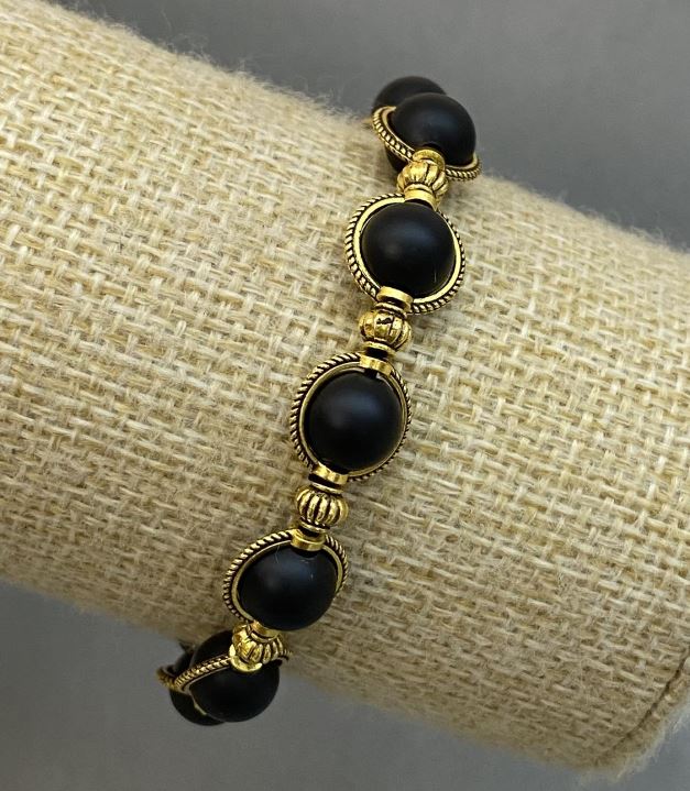 Náramek ze šungitu – hladká kulička, průměr 8 mm ±, s kovovými vložkami, délka 18 cm ±, elastický