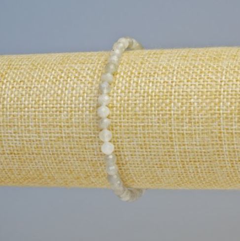 Náramek z přírodního labradoritu, broušené kuličky 4–5 mm, na elastické šňůrce, délka 18 cm