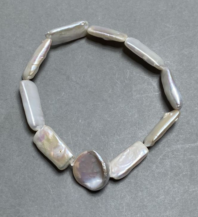 Náramek z barokních perel 20–23×10–16 mm, délka 18 cm, elastický