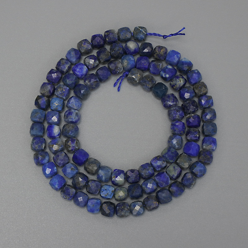 Korálky lazurit broušené kostky, průměr 4×4 mm, délka 39 cm na niti