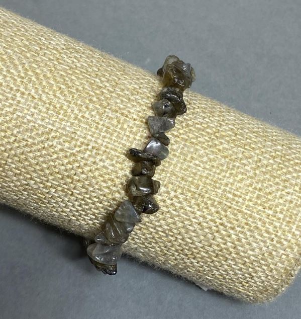 Náramek z drobných kousků labradoritu, průměr 6–9×1–6 mm, délka 18 cm, elastický