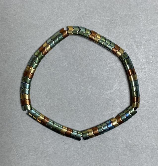 Náramek z hematitu „Vlna“, průměr korálků 5–5,4 mm, délka 18 cm, elastický