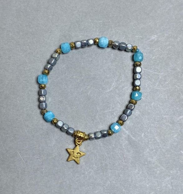 Náramek z hematitu a akvamarínu – hematitové kostky 3,5 mm ± a akvamarínové kostky 6 mm ±, délka 18 cm, elastický