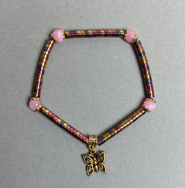 Náramek z hematitu s vlnitým tvarem 4×2 mm +- růžový křemen (syntetický) korálek 6 mm +-, délka 18 cm, pružný