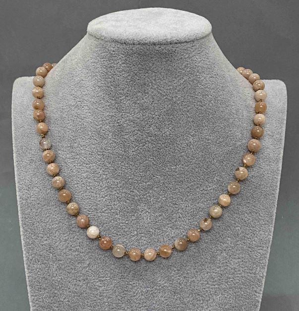 Náhrdelník ze selenitu, hladké kuličky, průměr 6,5 mm, délka 45 cm ± s karabinkovým zapínáním