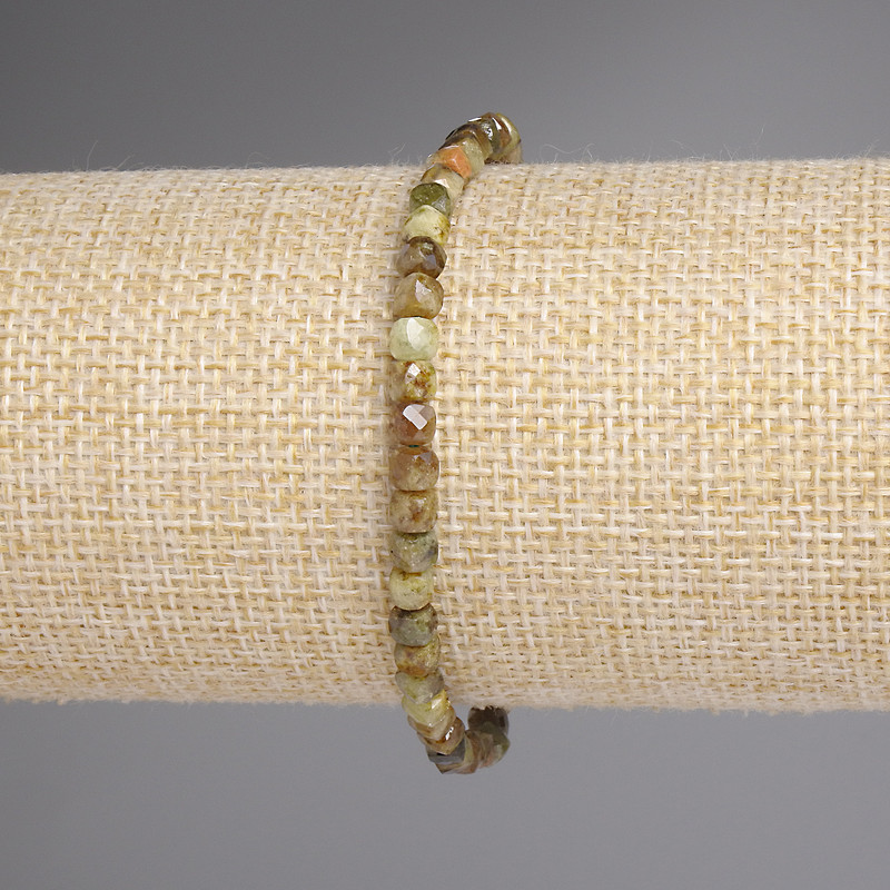 Náramek z grossuláru broušené kostky 4×4 mm, délka 18 cm, elastická guma