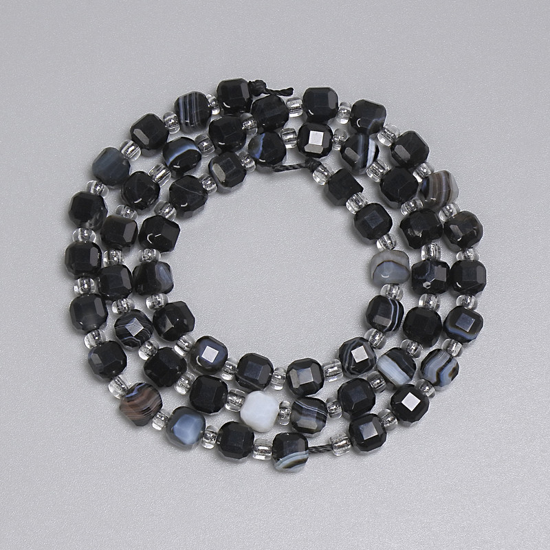 Achátové fasetované kubické korálky 5×5 mm +-, korálky 3 mm +-, délka 38 cm na niti