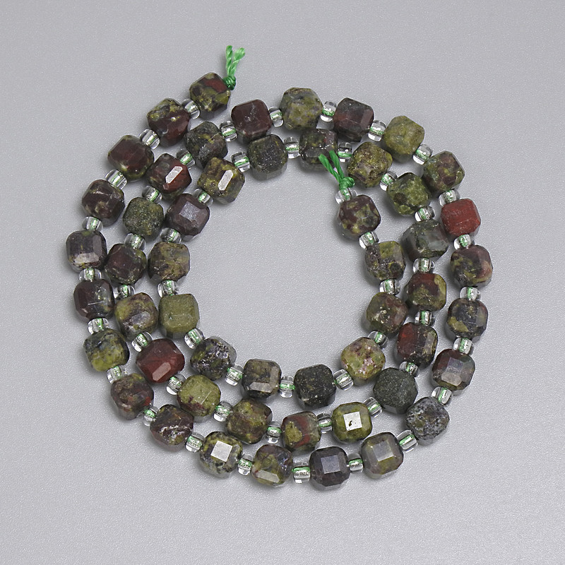 Jaspis dračí krev – broušené kostky 5×5 mm, rokajl 3 mm, délka 38 cm, na niti