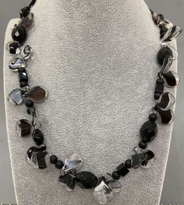 Náhrdelník z muránského skla s motýlem 20×12 mm ±, agat (umělý) broušené korálky 11×7 mm ±, 16×11 mm ±, délka 60 cm ±, se zapínáním