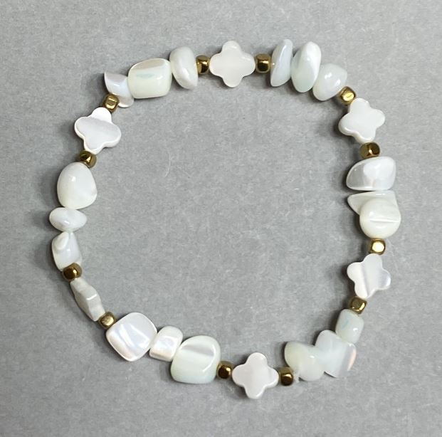 Náramek z perleti a hematitu, 89-, 5×3–5 mm, kříž 8 mm, hematit kostka 3 mm, délka 18 cm, pružný