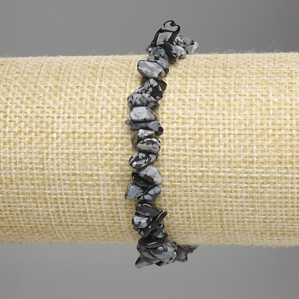 Náramek ze sněžného obsidiánu, drobné částečky, průměr 6–9 × 2–4 mm, délka 18 cm, elastický