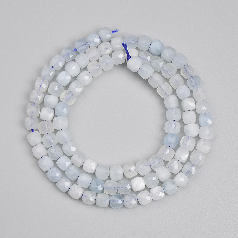 Akvamarínové korálky brusované kubické 4×4 mm, délka cca 39 cm na niti