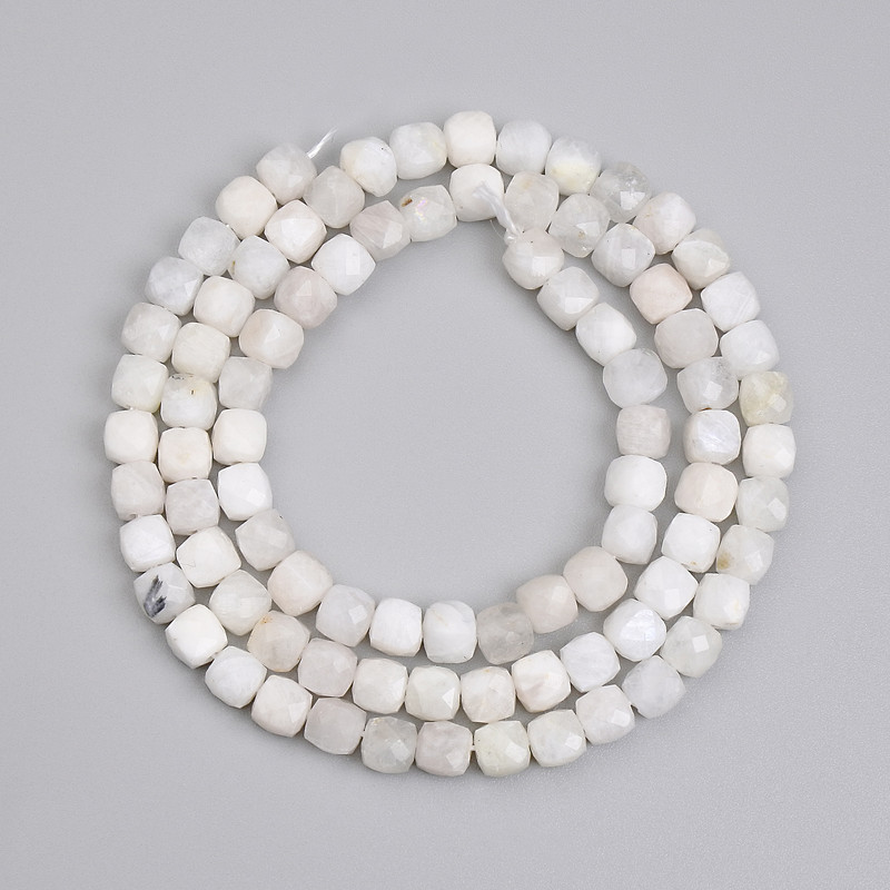 Korálky adularitu – facetované kubíky 4×4 mm, délka cca 38 cm, na niti