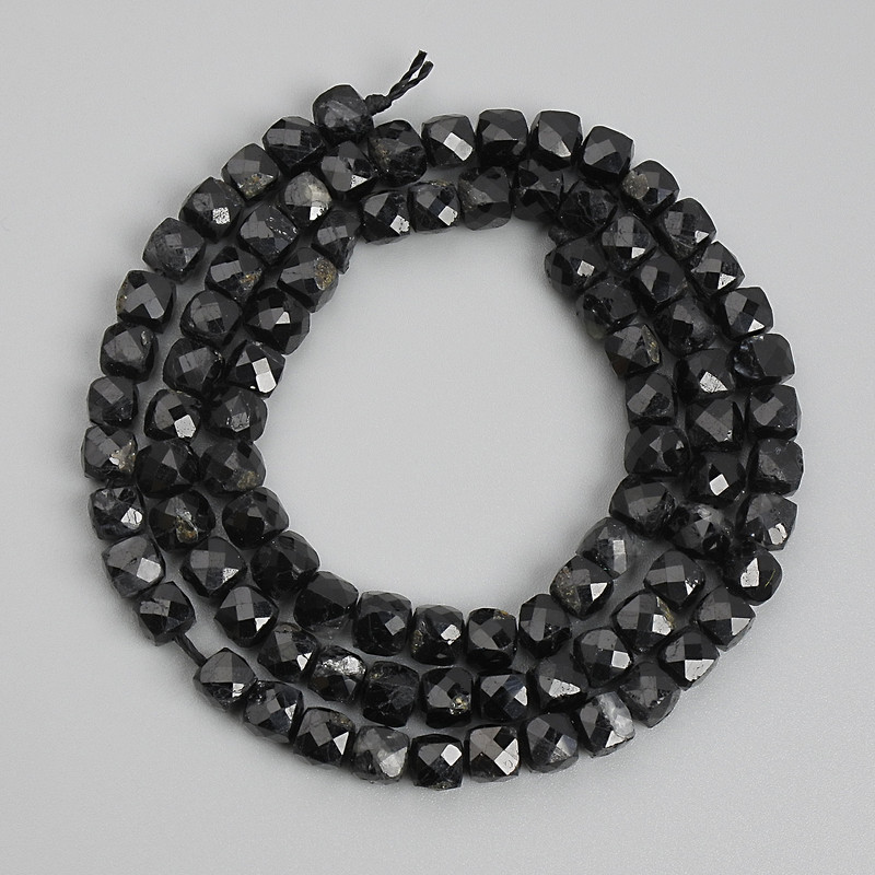 Výprodej! Korálky z černého turmalínu, facettované kostky o průměru 4×4 mm ±, na niti, délka 39 cm+
