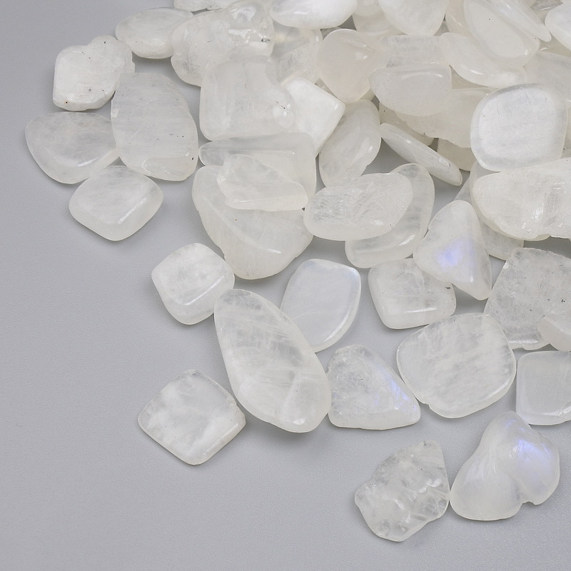 Přírodní adular drť bez otvoru 12–20×10–14 mm ± (za 100 g ±)