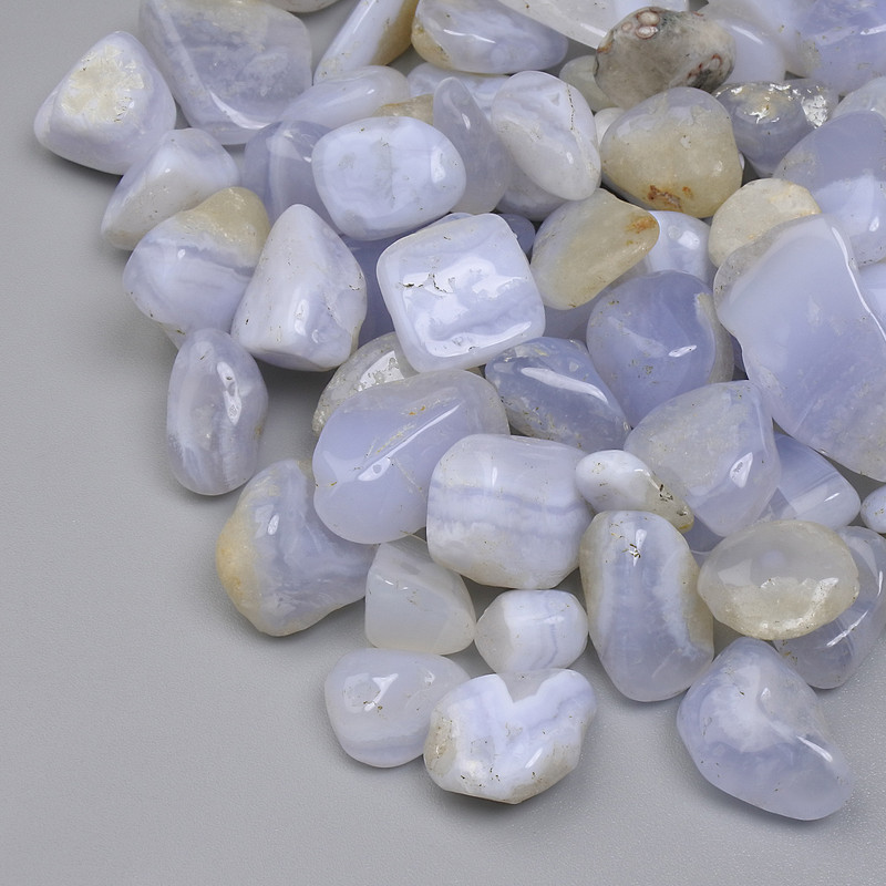 Přírodní achátová drť bez otvoru 8–22×8–12 mm+- (za 100 g+-)