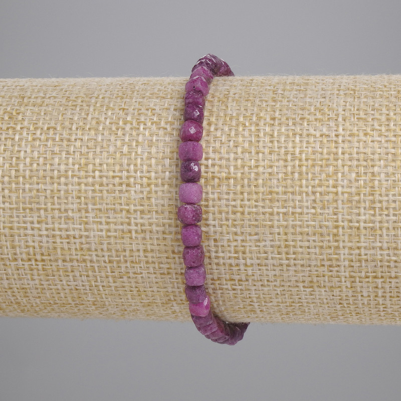 Náramek z rubínu – broušené kubíky 4×4 mm, délka 18 cm, elastický