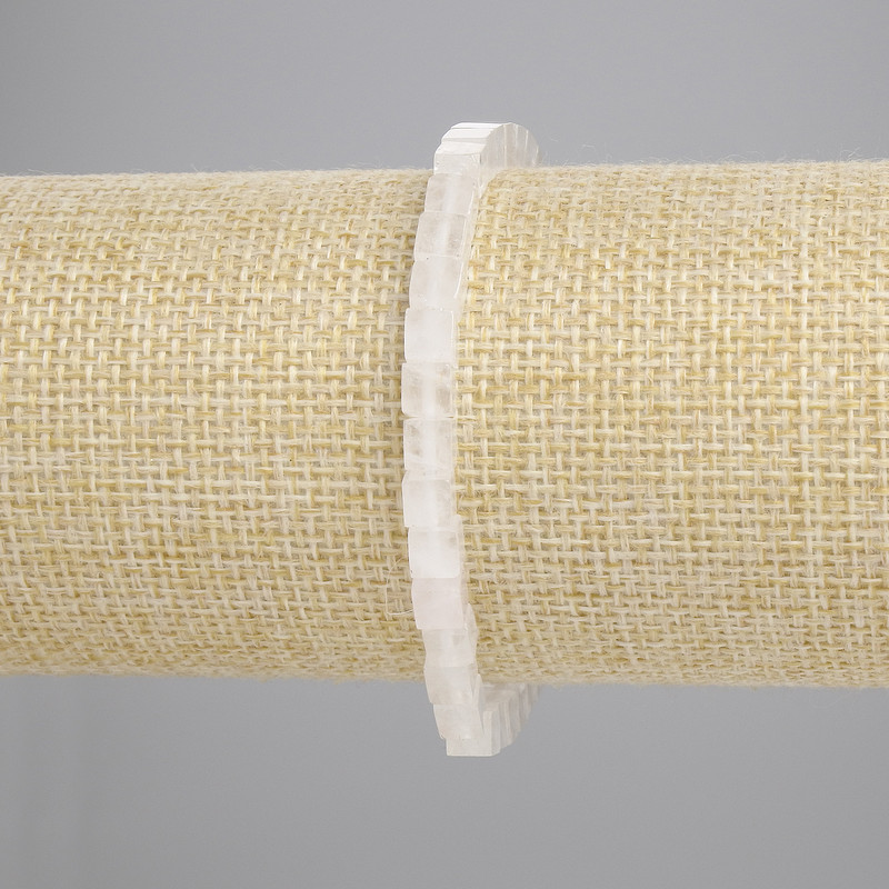 Náramek z horského křišťálu – kubíky 4,5×4,5 mm, délka 18 cm, elastický