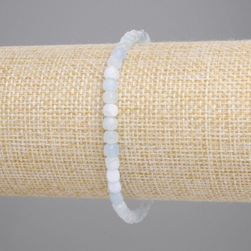 Náramek z akvamarínu s brusovanými kubíky, průměr 4×4 mm, délka 18 cm, elastický