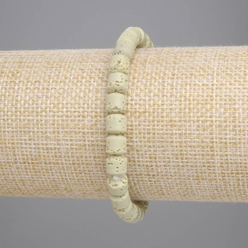 Náramek ze salátově zelené vulkanické lávy, cylindrický, průměr 6×6 mm, délka cca 18 cm, elastická šňůra
