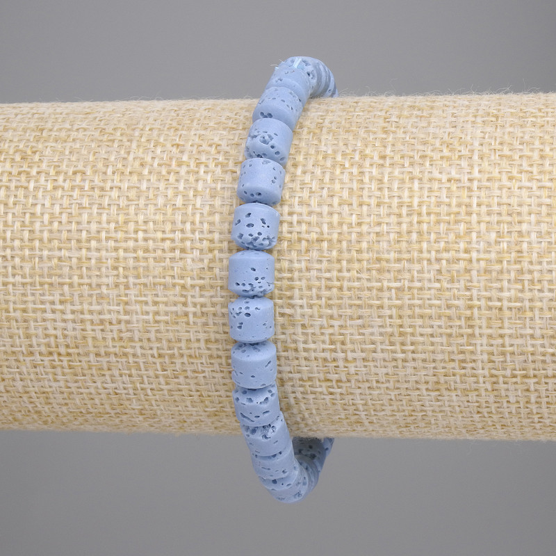Náramek z modré vulkanické lávy, cylindrické korálky o průměru cca 6×6 mm, délka 18 cm, strečový