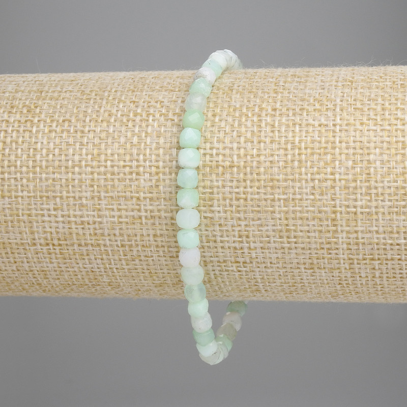 Náramek ze smaragdu s broušenými krychlemi, průměr 4 × 4 mm, délka 18 cm ±, elastický