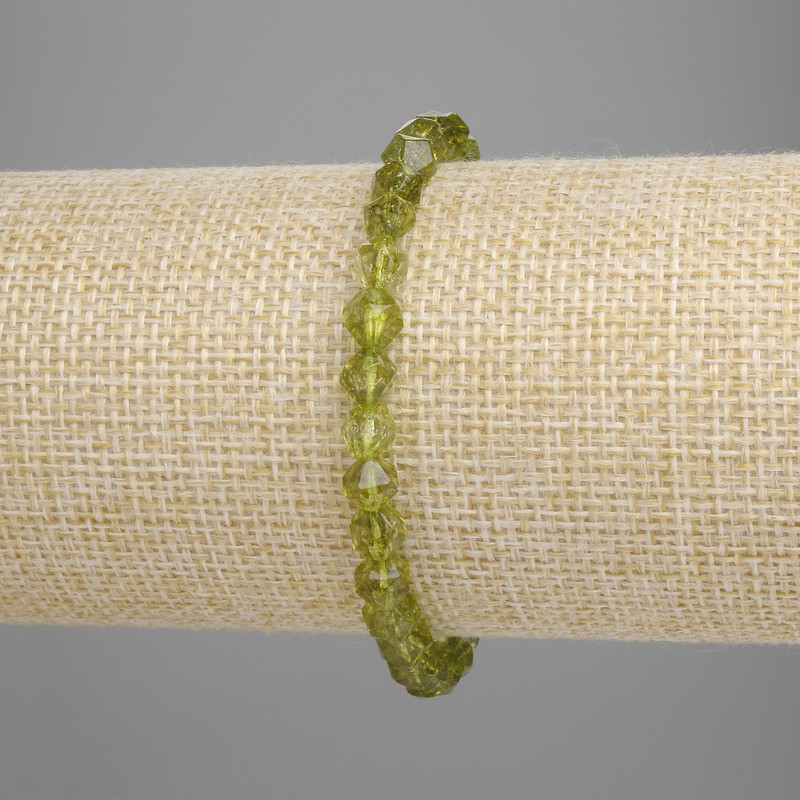 Náramek z chryzolitu, facetované korálky, průměr cca 5 mm, 5×5 mm, délka 18 cm, na elastické šňůře