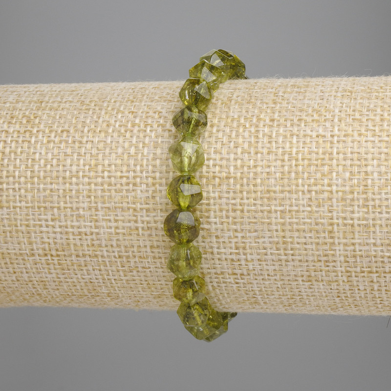 Náramek z hrizolitu s víceúhlými fasetami, rozměr 7,5×7,5 mm, délka 18 cm ±, elastický