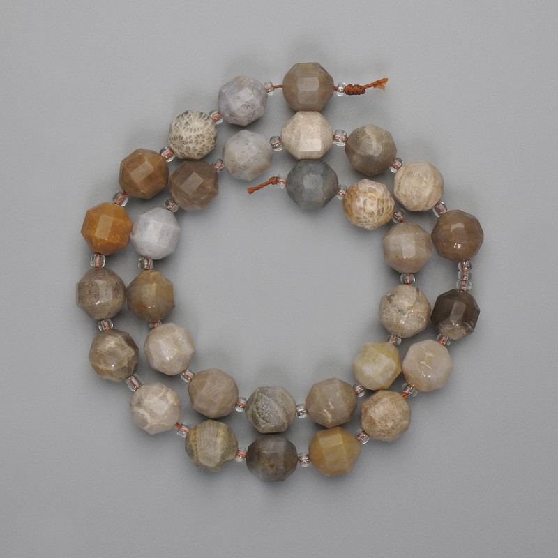 Korálky z korálu, víceúhelníkové 10×9 mm ±, biser 3 mm ±, délka 38 cm ±