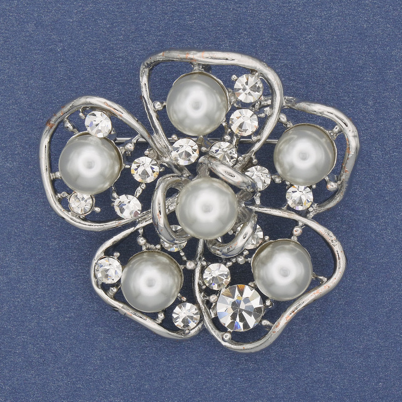 Brož Květ s perlami Mallorca bílé štrasové kamínky, stříbrný kov, 40 mm+