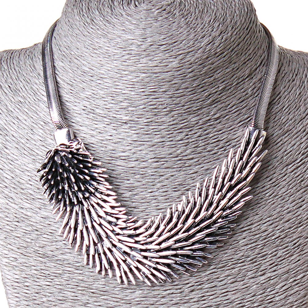 Náhrdelník Stříbrný ježek, přívěšek z oceli (15×3 cm) se štrasami, délka 40–50 cm