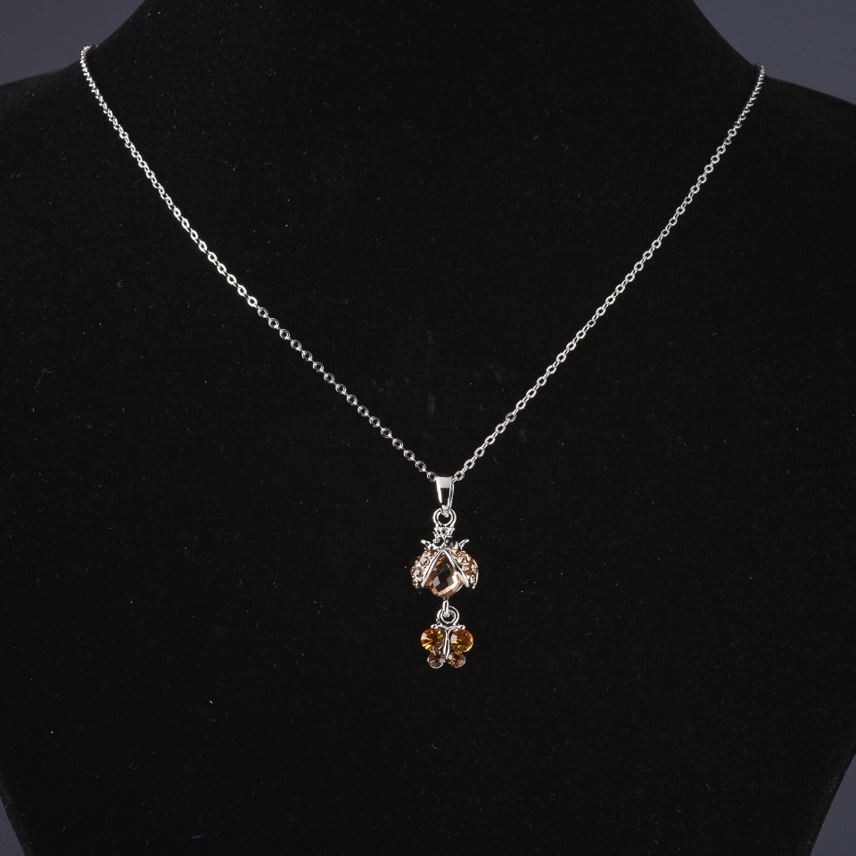 Přívěšek na řetízku beruška, délka řetízku 55 cm, délka přívěsku 3,5 cm