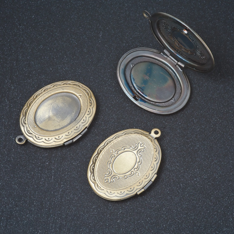 Kovová součástka - Přívěšek se skrytou kapsou na zapínání, bronzová barva, 3 × 2,4 cm