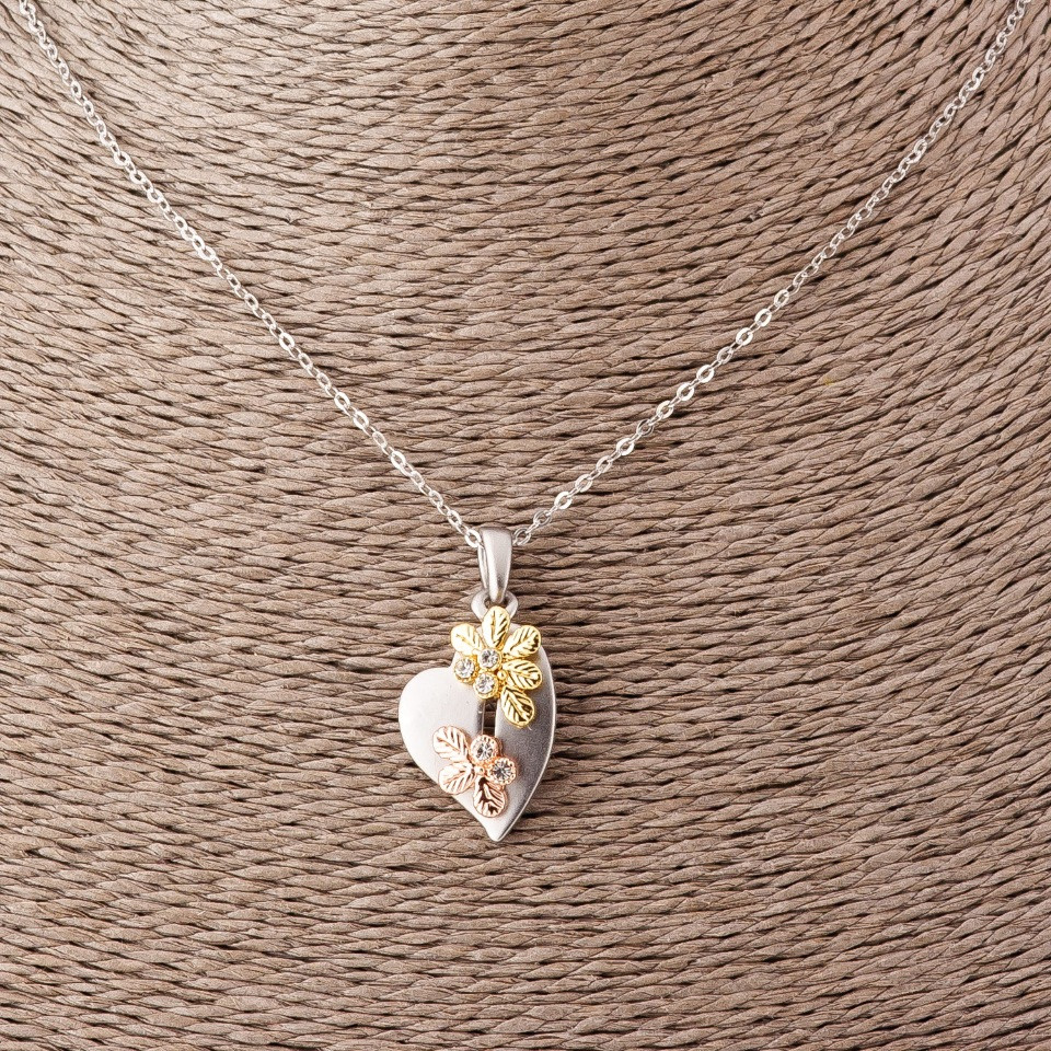 Přívěsek Srdce s květinami na řetízku s kotvou, délka 52 cm, průměr 2,5 × 1,7 cm, stříbrný matný kov