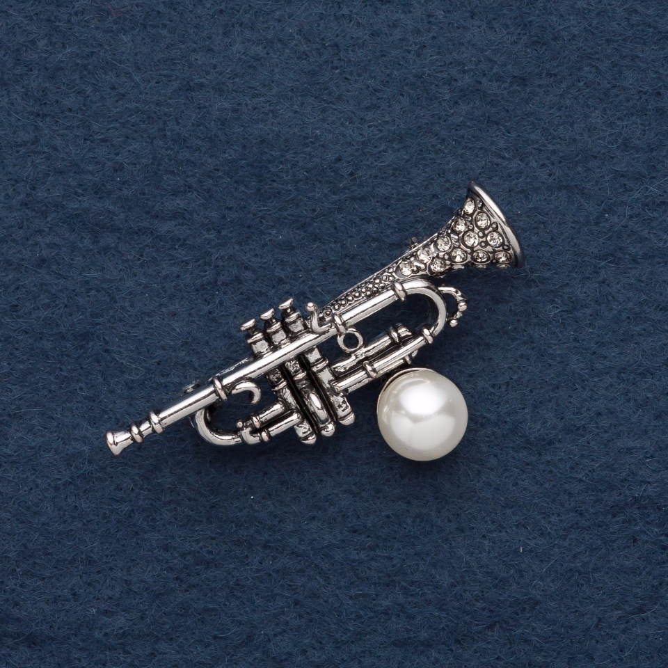 Brožka „Trubka“ 5,5 × 2 cm světle šedý kov